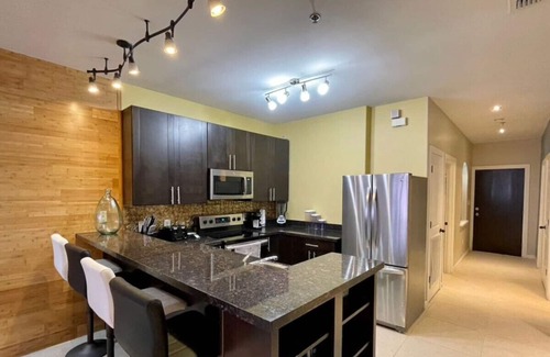 Mission Apartment | Luxury Condo w. Pool and Jacuzzi