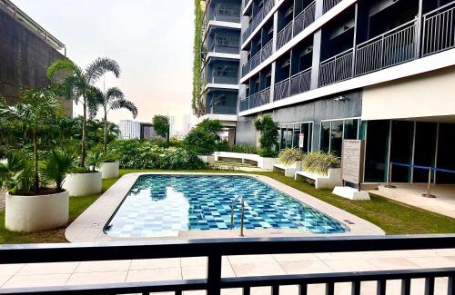 Legazpi Village Apartment | Luxury Condo with balcony on amenity floor, easy access to pool, Sky Garden, Working Lounge and Gym in Makati 7F