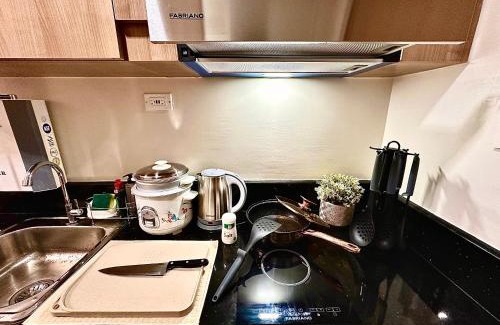 Legazpi Village Apartment | Luxury Condo with balcony on amenity floor, easy access to pool, Sky Garden, Working Lounge and Gym in Makati 7F