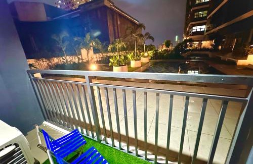 Legazpi Village Apartment | Luxury Condo with balcony on amenity floor, easy access to pool, Sky Garden, Working Lounge and Gym in Makati 7F