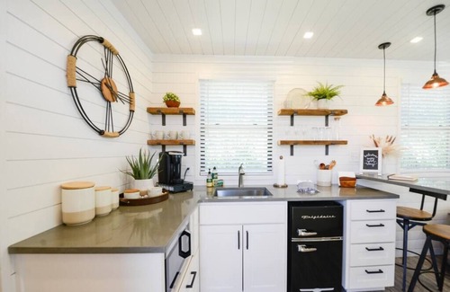 Waco House | Luxury Container Home | Pickleball | Rooftop Patio