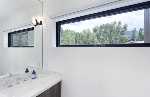 Aspen House | Luxury Contemporary 4 bedroom Home close to Aspen Core