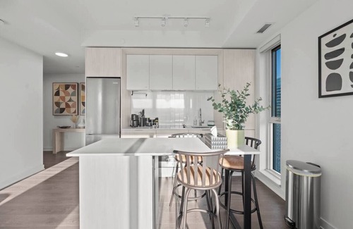 Cabbagetown Apartment | Luxury Corner Apartment with Skyline and CN Tower Views