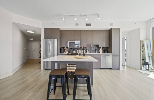 Midtown Apartment | LUXURY CORNER UNIT IN THE HEART OF MIDTOWN-FREE PARKING