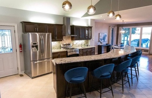Bobcaygeon House | Luxury Cottage Kawartha Lakes With Jacuzzi, pool and many more attractions