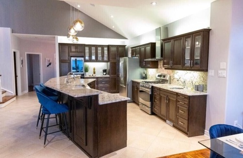 Bobcaygeon House | Luxury Cottage Kawartha Lakes With Jacuzzi, pool and many more attractions