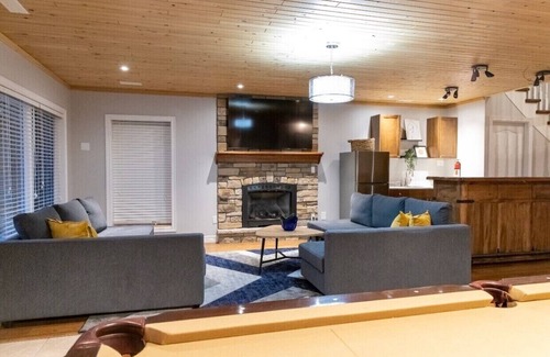 Bobcaygeon House | Luxury Cottage Kawartha Lakes With Jacuzzi, pool and many more attractions