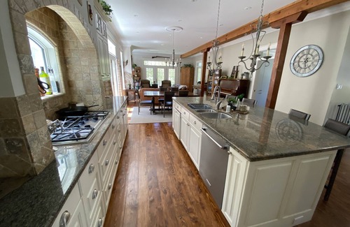 Richmond Hill House | Luxury Cottage Style Custom Show Home ! Only 30 mins from Toronto !