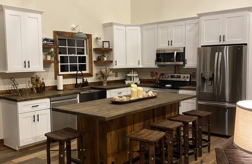 Jamestown Cottage | Luxury Cottage with pool, Less than 2 miles from Jamestown Marina!