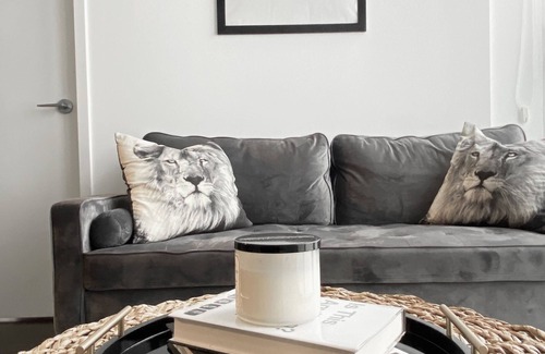 Toronto Entertainment District Condo | LUXURY COUPLE GETAWAY WITH CN TOWER VIEW