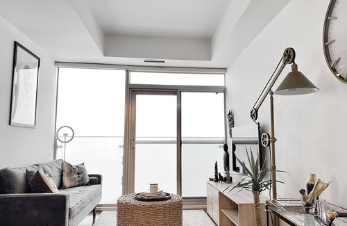 Toronto Entertainment District Condo | LUXURY COUPLE GETAWAY WITH CN TOWER VIEW