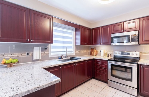 Barrie House | Luxury Cozy Family Retreat w/King Bed | BBQ Grill | Game Room | Garden View