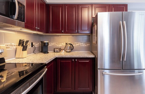 Barrie House | Luxury Cozy Family Retreat w/King Bed | BBQ Grill | Game Room | Garden View