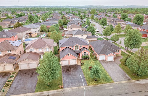 Barrie House | Luxury Cozy Family Retreat w/King Bed | BBQ Grill | Game Room | Garden View