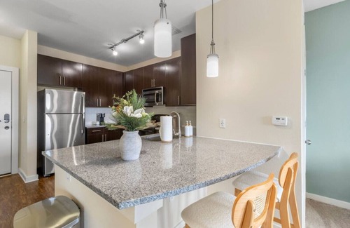 Courier City - Oscawana Apartment | Luxury Cozy King Suite | Pool/Gym/Free Parking!