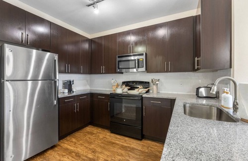 Courier City - Oscawana Apartment | Luxury Cozy King Suite | Pool/Gym/Free Parking!