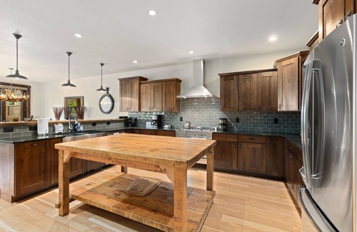 Red Lodge House | Luxury creek side cabin with 4 master bedrooms & 1000 feet of creek side decks
