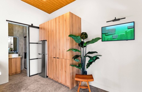 West Bradenton Apartment | Luxury Custom Tiny House + Hot Tub /Minutes to AMI and the Beaches!
