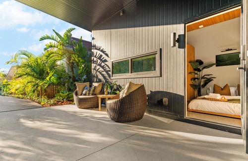 West Bradenton Apartment | Luxury Custom Tiny House + Hot Tub /Minutes to AMI and the Beaches!
