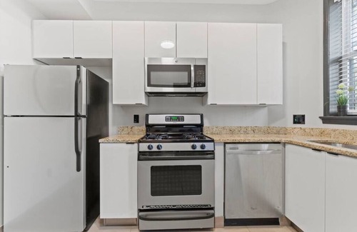Shaw Apartment | Luxury DC 1BD/1BA Rowhouse Apartment - Walkable!