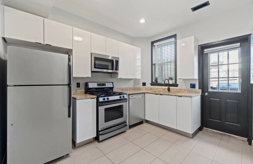 Shaw Apartment | Luxury DC 1BD/1BA Rowhouse Apartment - Walkable!