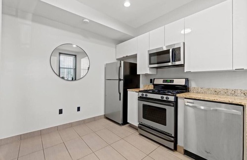Shaw Apartment | Luxury DC 1BD/1BA Rowhouse Apartment - Walkable!