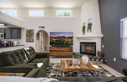 Las Cruces House | Luxury Desert Escape! Pet Friendly! Hottub! EV!
