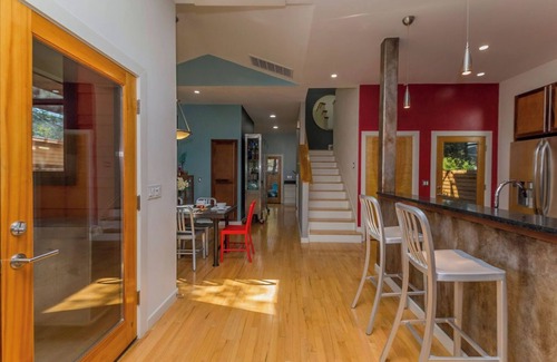 Bouldin House | Luxury Design & Prime Location - Elegant Retreat for 14 Near South Congress