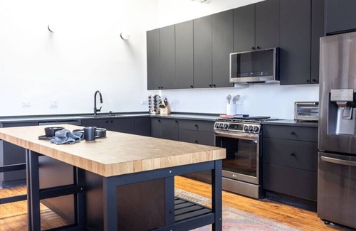 Wicker Park Apartment | Luxury Designer Penthouse Loft | Sleeps 20
