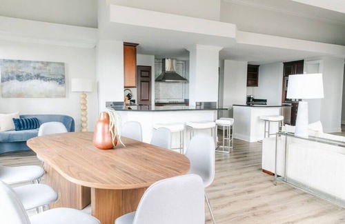 Near North Side Apartment | Luxury Designer Penthouse South | Pool | Gold Coast