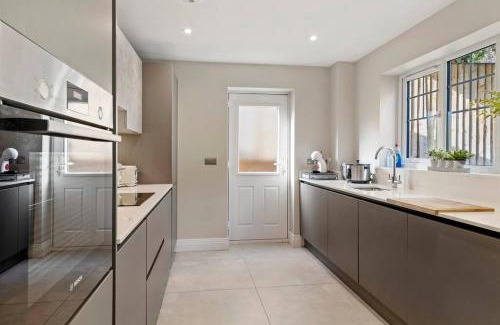 Ascot House | Luxury Detached New 5 Bedroom House Ascot - Parking Private Garden