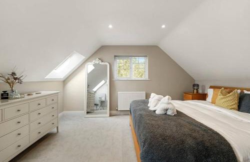 Ascot House | Luxury Detached New 5 Bedroom House Ascot - Parking Private Garden