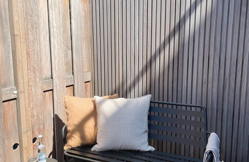 IJplein en Vogelbuurt House | Luxury Dikehouse studio with bath and double shower in Amsterdam.