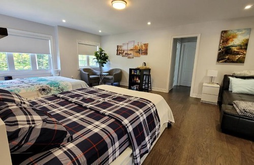 Vaughan House | Luxury Double-Bed Room with Private Bathroom