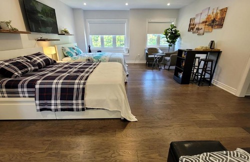 Vaughan House | Luxury Double-Bed Room with Private Bathroom