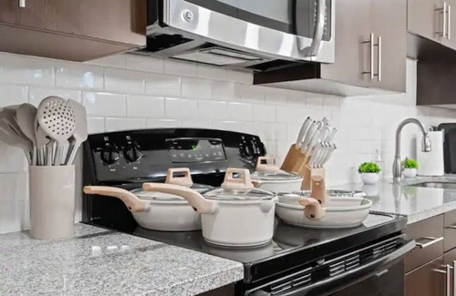 North Hyde Park Apartment | Luxury Downtown APT | Pool/Gym/Free Parking & more