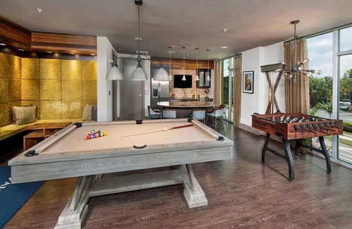 North Hyde Park Apartment | Luxury Downtown APT | Pool/Gym/Free Parking & more