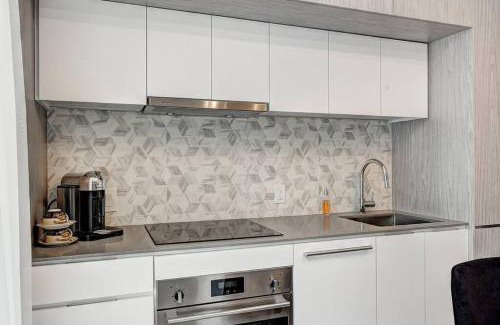 Downtown Montreal Apartment | Luxury Downtown Escape Pool & Free Parking