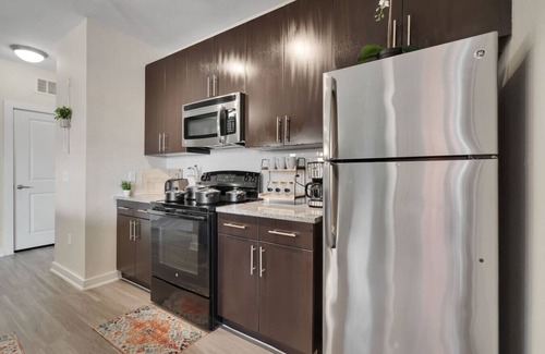 Courier City - Oscawana Apartment | Luxury Downtown Getaway | Pool, Gym, FREE Parking