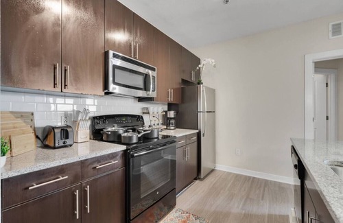 Courier City - Oscawana Apartment | Luxury Downtown Getaway | Pool, Gym, FREE Parking