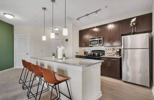 Courier City - Oscawana Apartment | Luxury Downtown Getaway | Pool, Gym, FREE Parking
