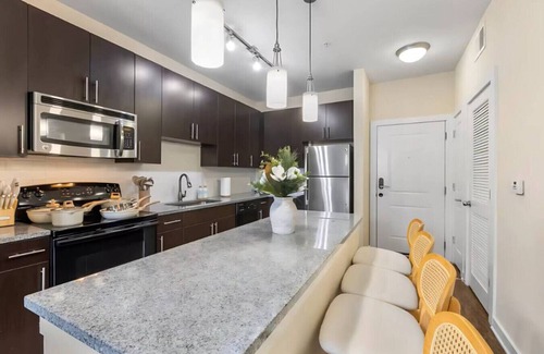 North Hyde Park Apartment | Luxury downtown retreat | Pool, Gym & Free Parking