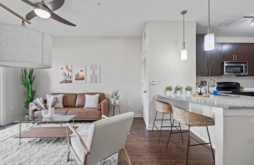 Courier City - Oscawana Apartment | Luxury Downtown Stay | Pool, Gym & Free Parking!