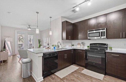 Courier City - Oscawana Apartment | Luxury Downtown Stay | Pool, Gym & Free Parking!