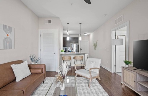 Courier City - Oscawana Apartment | Luxury Downtown Stay | Pool, Gym & Free Parking!