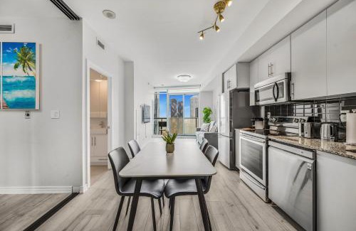 Downtown Toronto Apartment | Luxury Downtown Toronto 2 Bedroom Suite with City and Lake Views and Free Parking