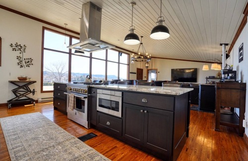 Hot Springs House | Luxury Earth Home w/Chef's Kitchen