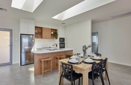 South Launceston House | Luxury Elevated Three Bedroom Villa