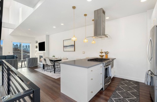 Eastlake House | Luxury End Unit Townhome with Views of Space Needle and Lake Union w/Parking!