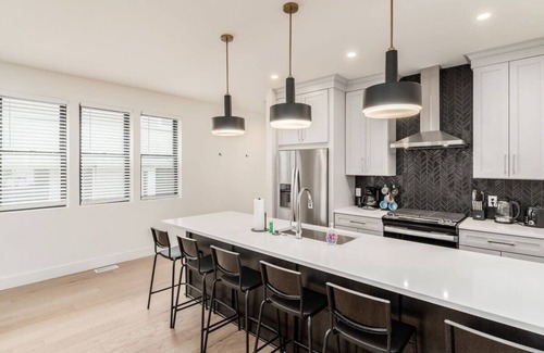 Near East Columbus Apartment | Luxury Escape 4BR 3 bath Oasis in Historic Old Town